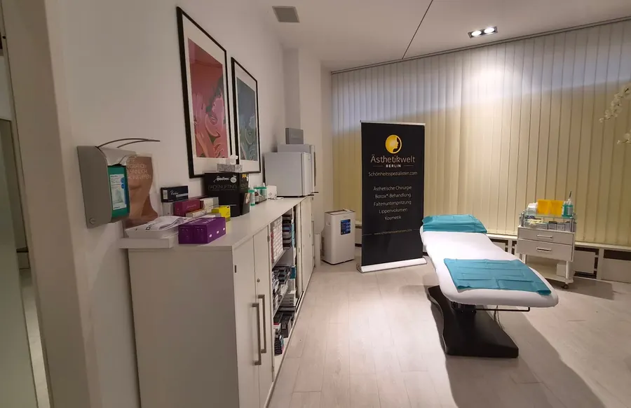 Behandlungsraum von Dr. med. Karsten Lange in der Ästhetikwelt Berlin mit Behandlungsliege