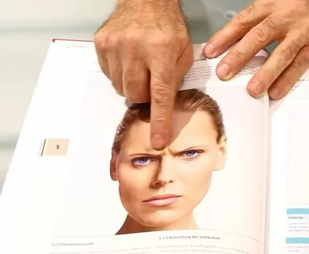 Dr. med. Karsten Lange erklärt die Faltenbehandlung im Fachbuch – Ästhetikwelt Berlin