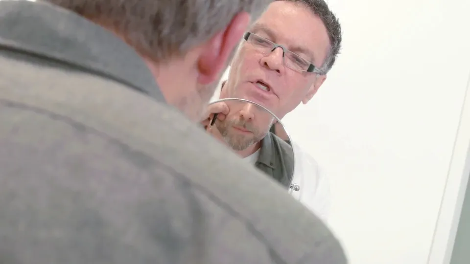 Video: Faltenunterspritzung von Nasolabialfalten und Wangen mit Hyaluronsäure